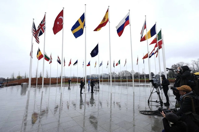 В штаб-квартире НАТО подняли флаг Швеции - ВИДЕО